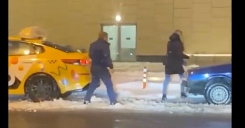 Два нервных человека нашли друг друга: видео драки таксиста и пассажирки