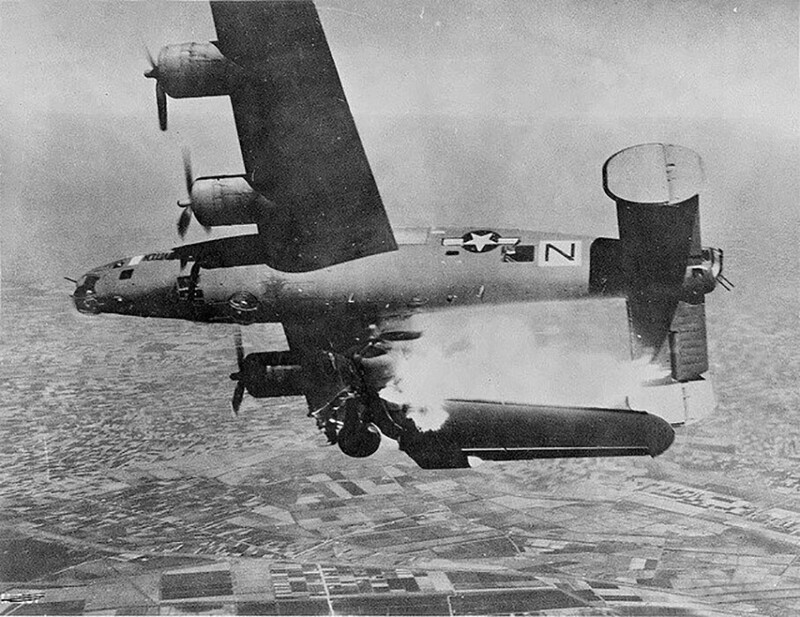 Момент разрушения зенитками бомбардировщика B-24. Италия, апрель 1943 год