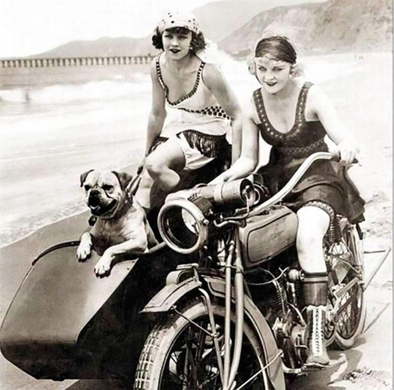 Двое на мотоцикле, не считая собаки. 1922 год