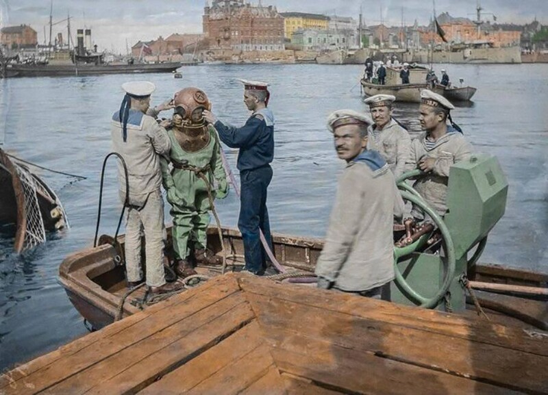 Водолаз на службе российской армии готовится к погружению. Ему предстоит разобраться, почему затонул финский пароход Bore II. 1915 год