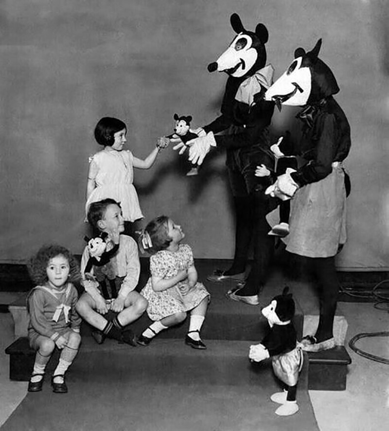 Диснеевские аниматоры развлекают детей, США, 1940-е