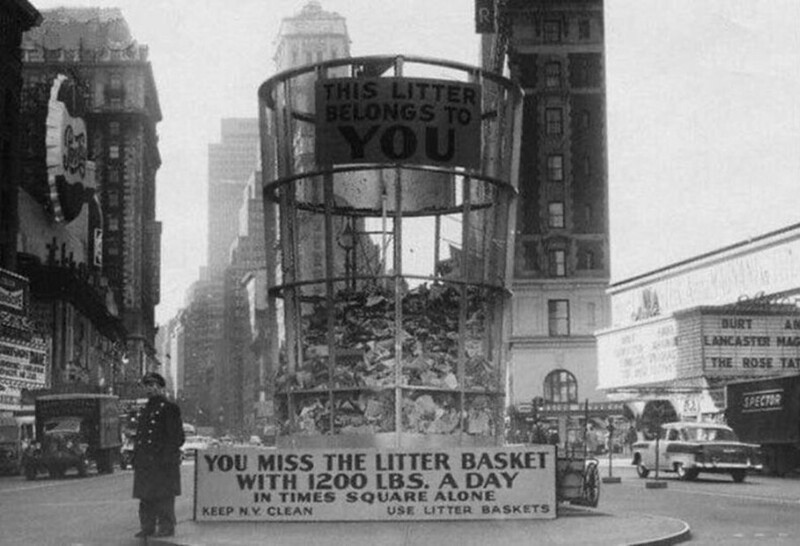 Гигантский мусорный бак посреди площади Таймс-сквер, позорящий жителей Нью-Йорка за их отвратительные привычки мусорить. Нью-Йорк, 1955 год
