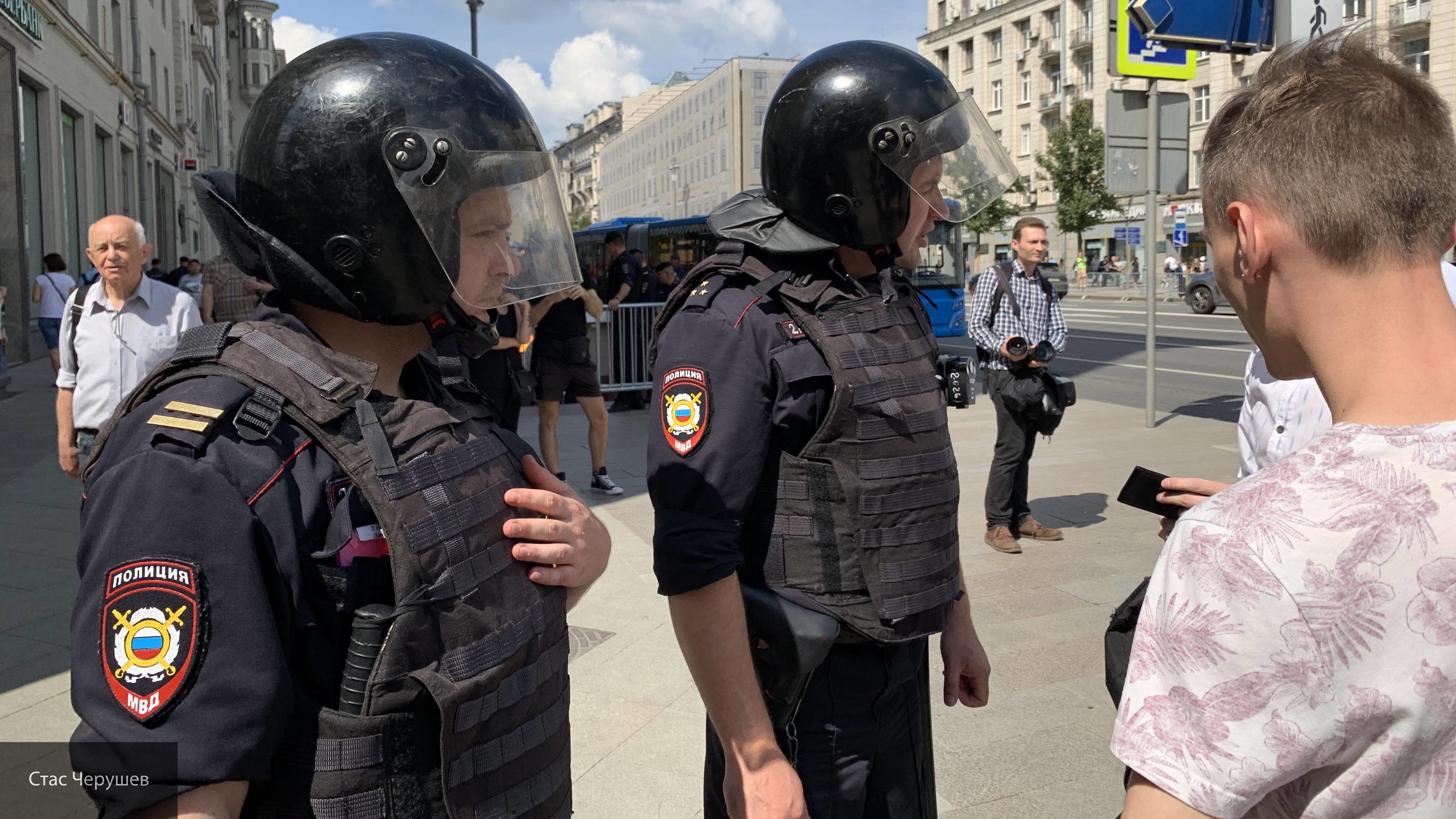 Провокаторы россии. Полицейские на митинге в Москве.