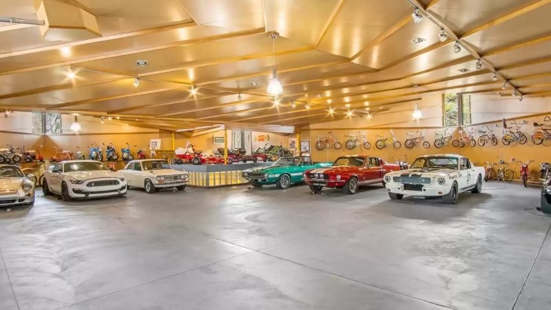 Особняк с двухэтажным гаражом в штате Мичиган — мечта коллекционера автомобилей