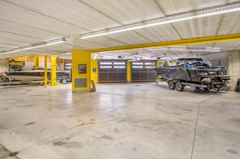 Особняк с двухэтажным гаражом в штате Мичиган — мечта коллекционера автомобилей