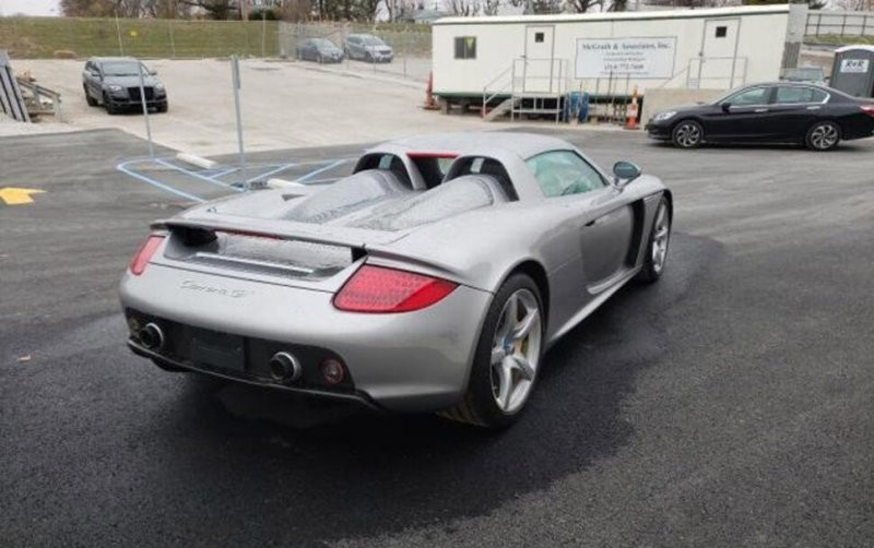 На продажу выставили разбитый Porsche Carrera GT: повреждения суперкара не кажутся слишком серьезными
