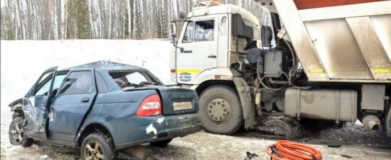 Авария дня.  Пассажир «Лады» погиб в результате столкновения со снегоуборщиком в Иркутской области
