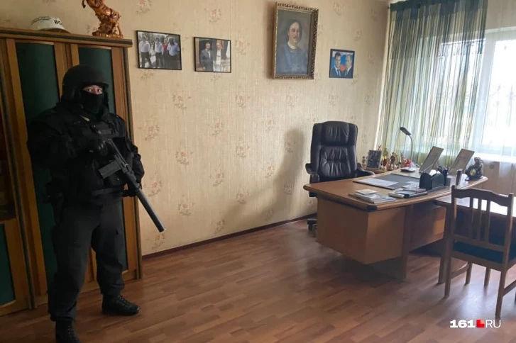 В Ростове полиция проводит обыски у очередного любителя золотых унитазов
