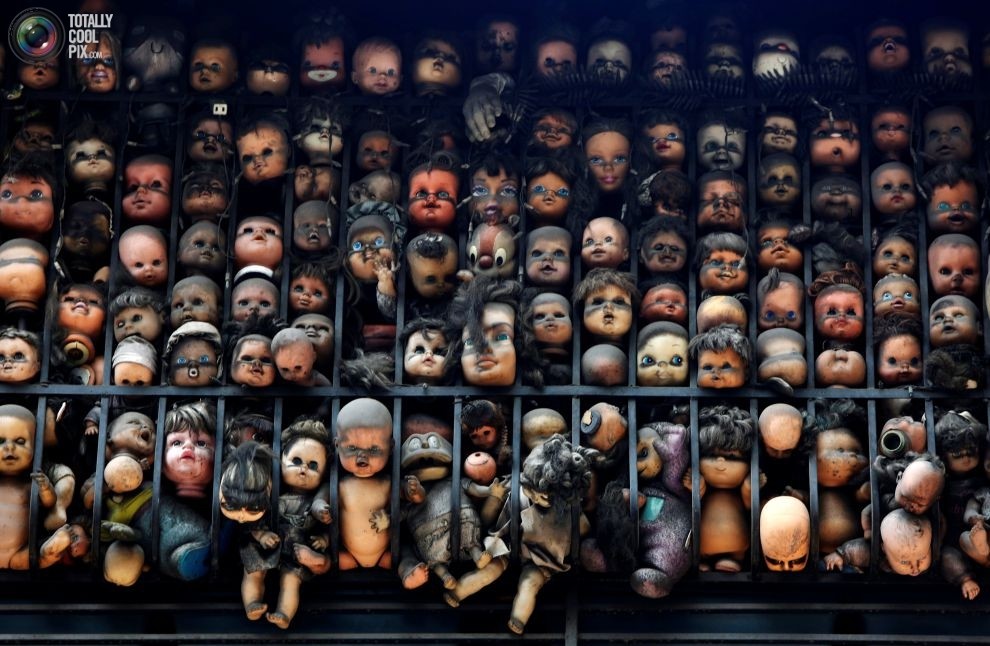 Жуткая коллекция кукол на балконе