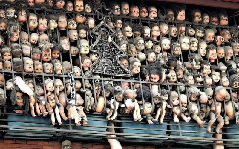 Жуткая коллекция кукол на балконе