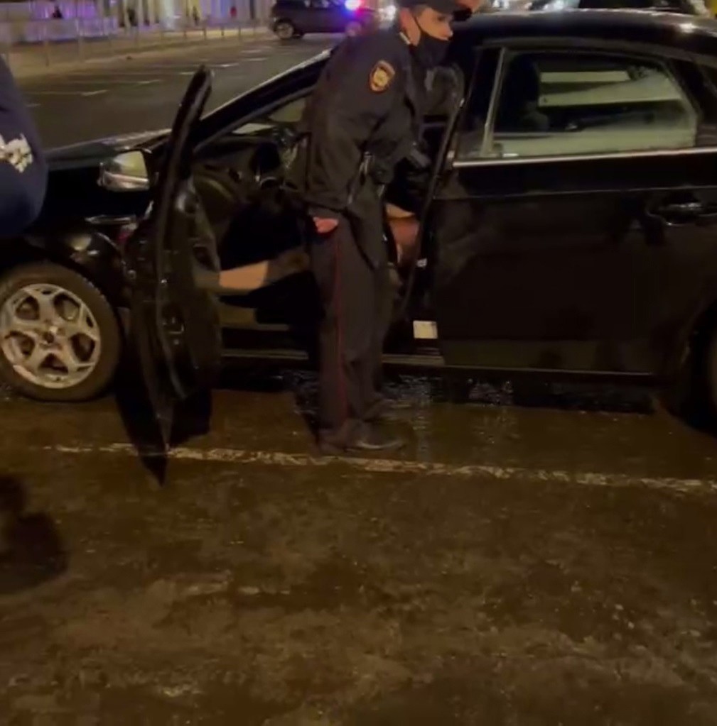 Избит водитель такси. Полицейский арестовал неадекватную. 6 Человек избили мужчину в центре Москвы.