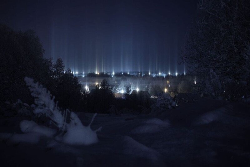 В Санкт-Петербурге по ночам сияют потрясающе красивые световые столбы