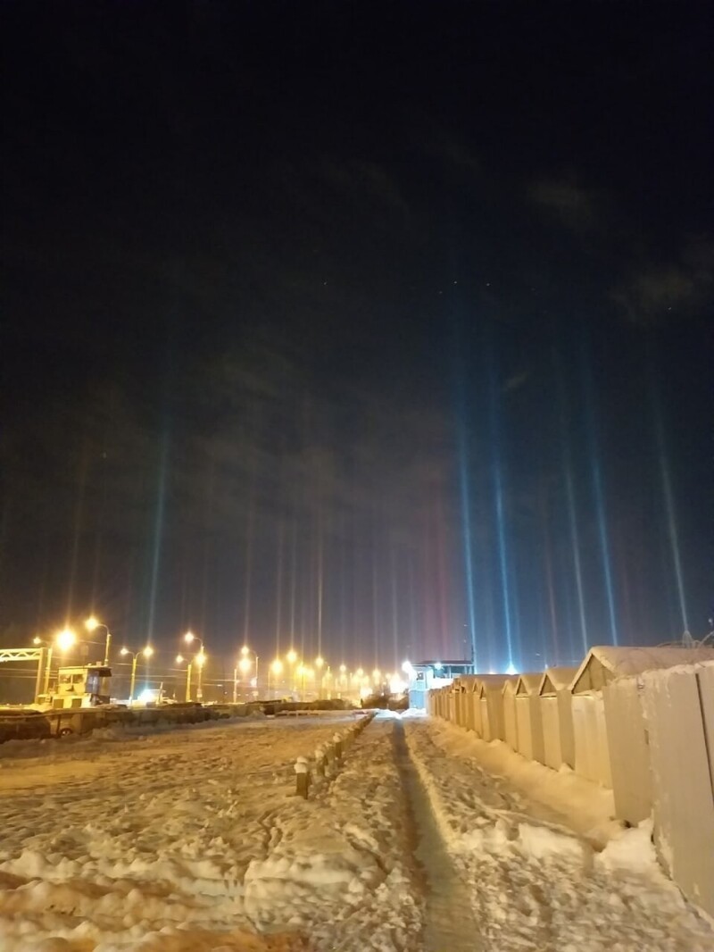 В Санкт-Петербурге по ночам сияют потрясающе красивые световые столбы