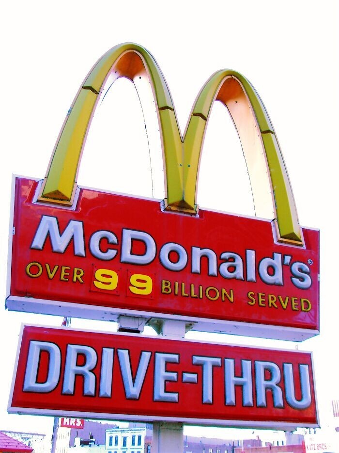 McDonalds потеряли эксклюзивное право на название "Биг Мак" из-за судебных разбирательств с рестораном под названием Supermac. Владелец ресторана не мог развивать свой бизнес из-за похожего названия блюд конкурента - и в итоге выиграл дело
