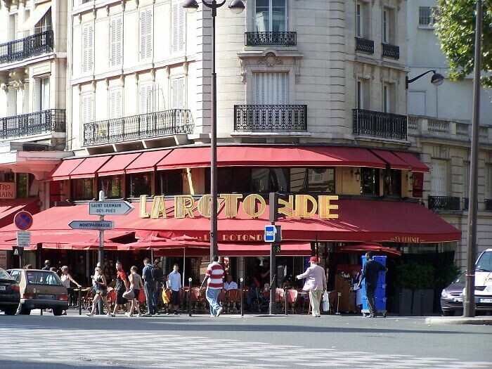 Хозяин Café de la Rotonde в Париже разрешил голодающим художникам расплачиваться картинами и рисунками. В 1900-х годах стены кафе были украшены рисунками разных художников. Сейчас эти работы - бесценны