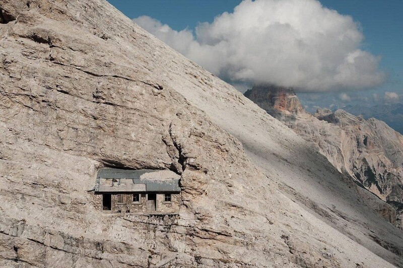 Альпийское убежище, построенное на склоне вертикальной горной вершины в Монте Кристалло, Италия