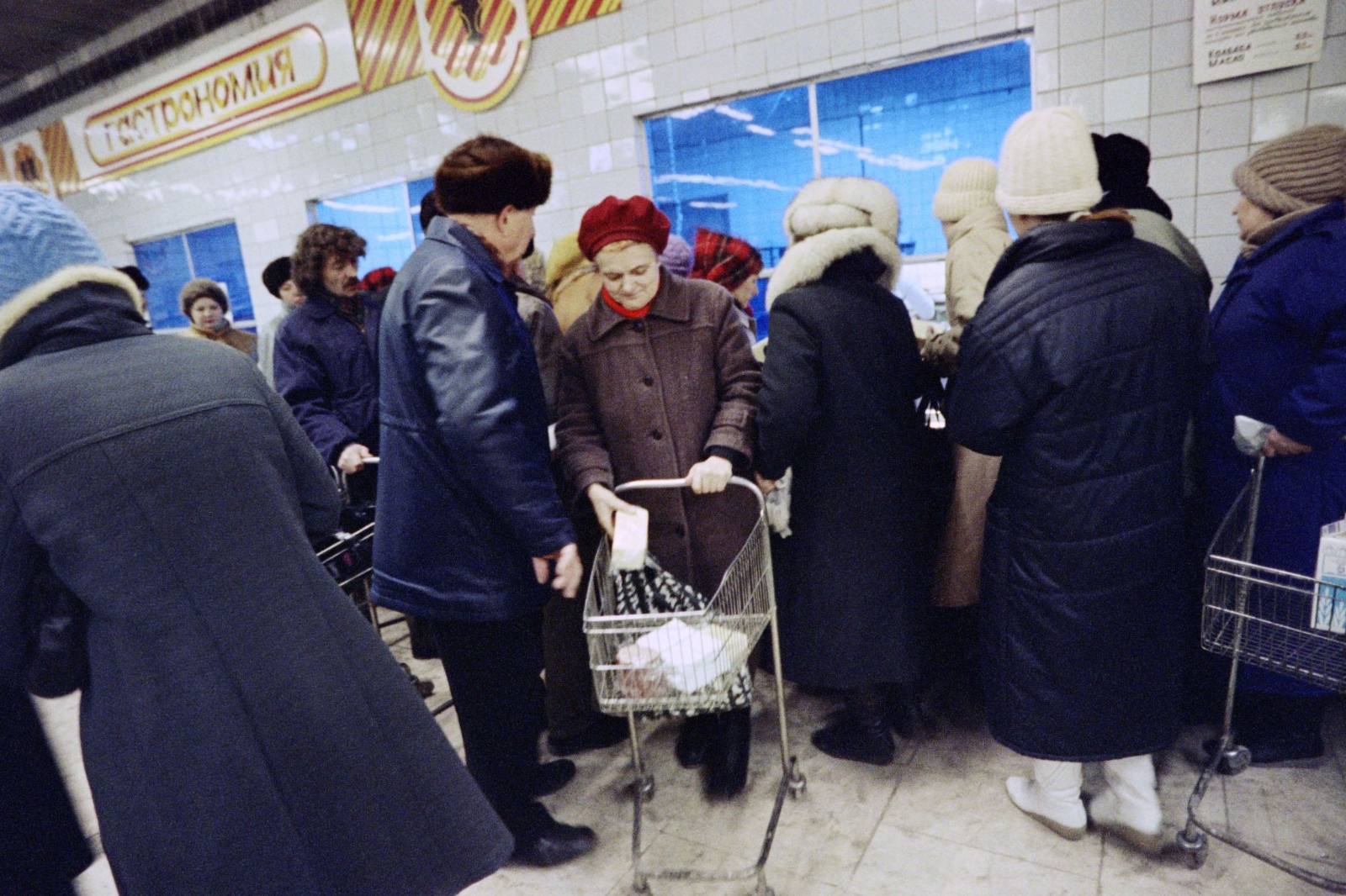 Декабрь 1990 года. В 90 года очередь в универсаме. Россия 1990. СССР 90-Е фото. 90 Е годы фото.