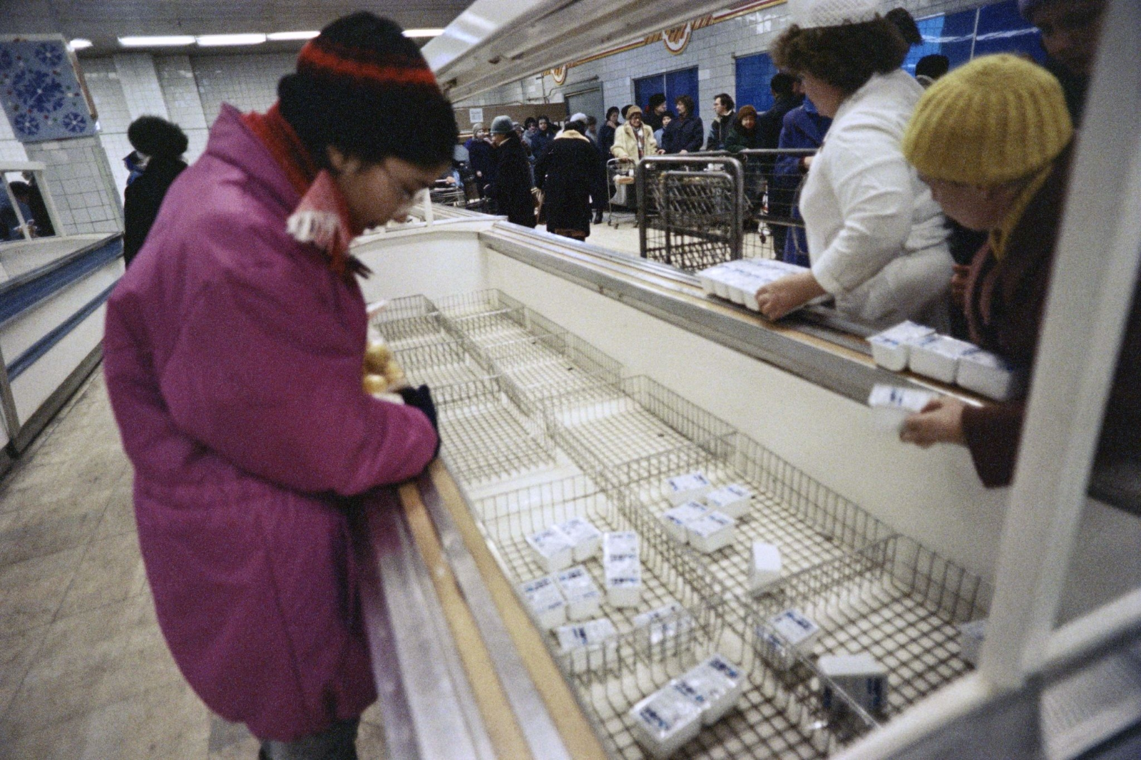 8 декабря 1990. Пустые полки магазинов СССР 1990 год. Полки магазинов в 90-е. Пустые полки в магазинах 90-е. Полки магазинов в СССР.