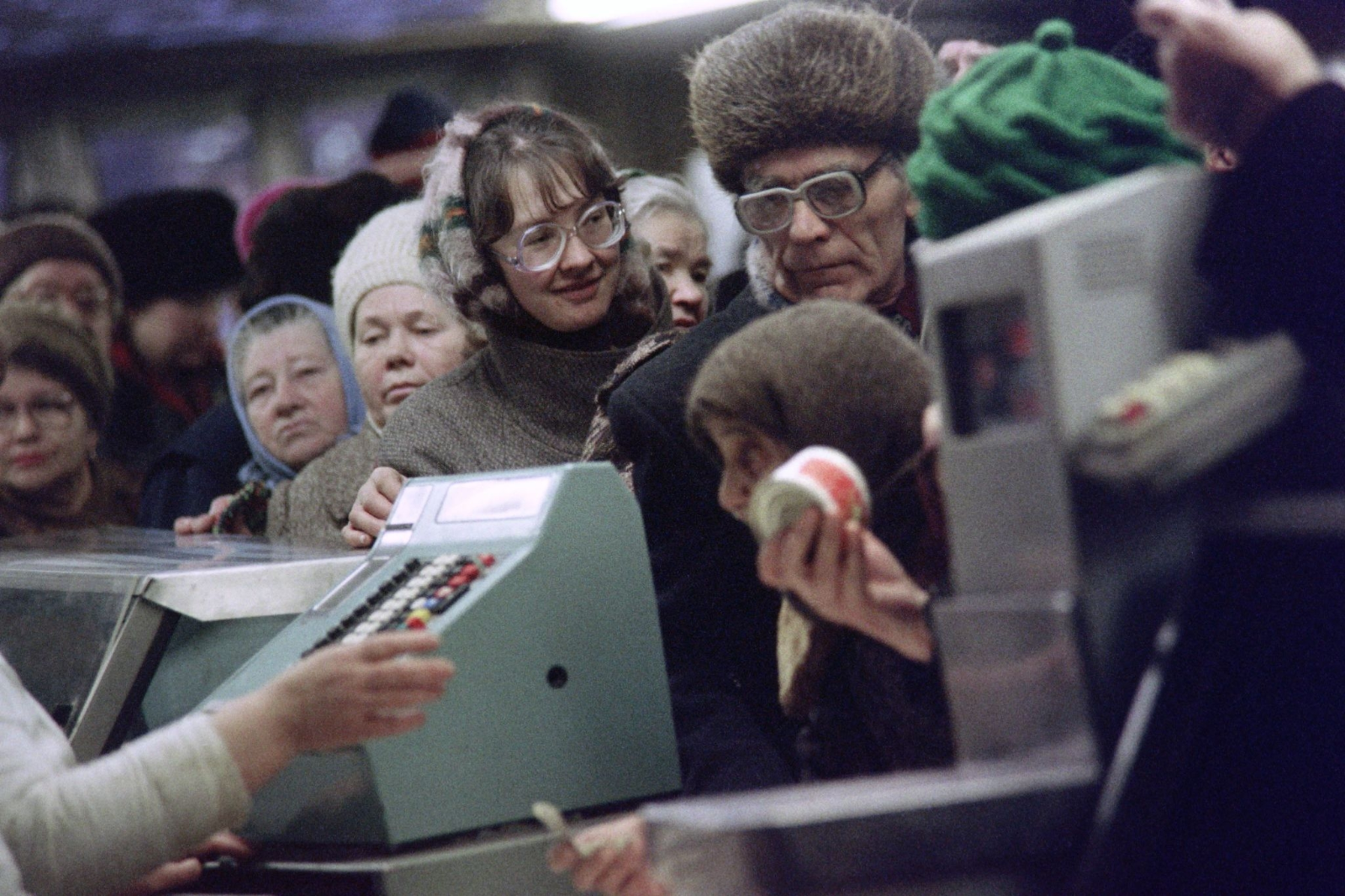 СССР 1990 год. Очередь в магазин СССР. Дефицит в 1990. Дефицит в СССР.