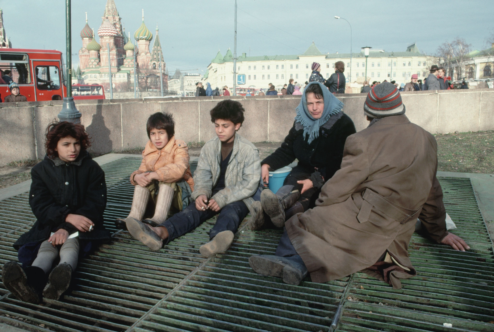 Повседневная жизнь в 90 е. Питер Тернли Москва 1990. Красная площадь в 90-е. Красная площадь 90х. Попрошайки в 90-е годы.