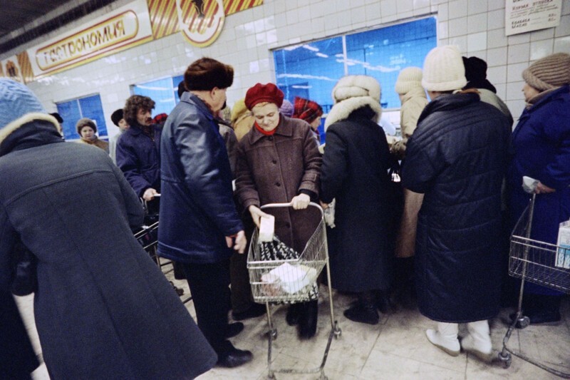 Очередь в московском универсаме. 11 декабря