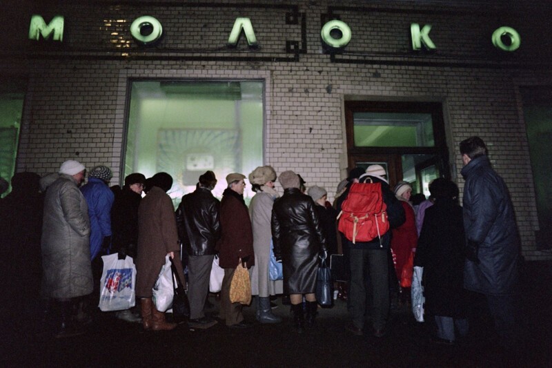 Люди в очереди перед магазином «Молоко». 12 декабря