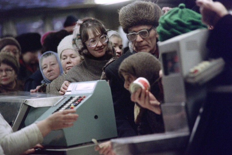 Покупатели выстраиваются в очередь в магазине в Москве. 14 декабря