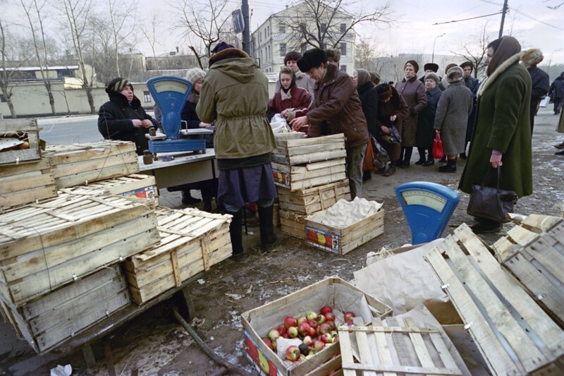 Москвичи выстраиваются в очередь за фруктами. 23 декабря