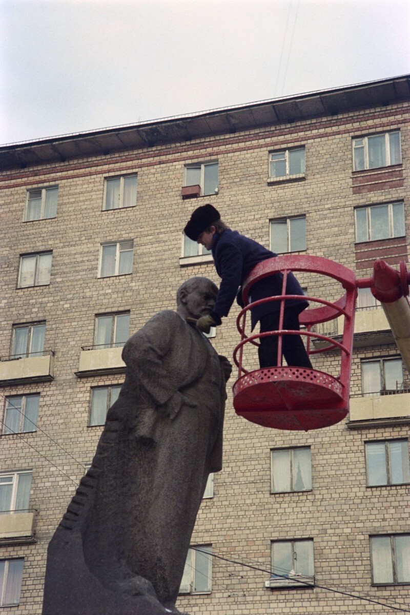 Мужчина чистит памятник Ленину. 24 декабря