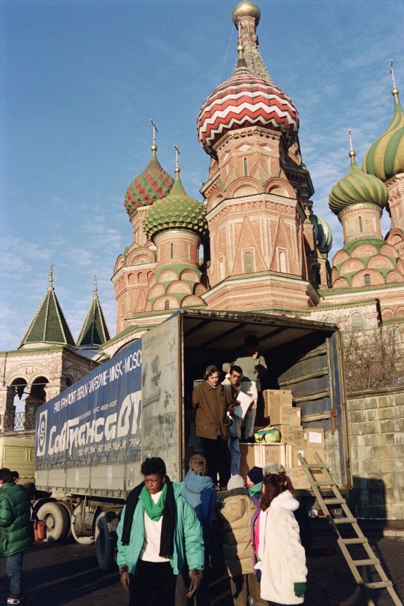 Неизвестные разгружают один из грузовиков с тоннами лекарств, присланных медицинской гуманитарной организацией «Врачи мира» на Красной площади. 26 декабря