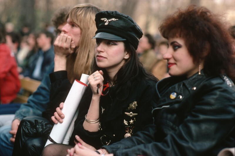 Две женщины на рок-концерте в парке Горького