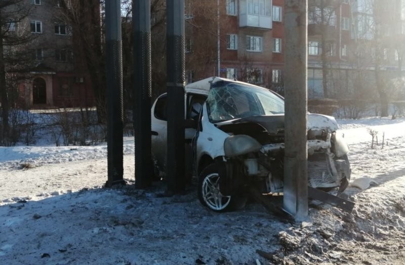 Авария дня. В центре Омска автомобилистка врезалась в столб и погибла