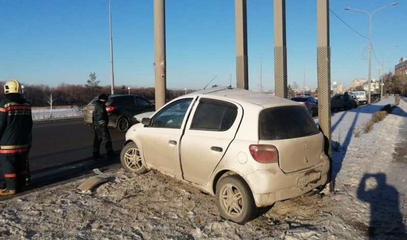 Авария дня. В центре Омска автомобилистка врезалась в столб и погибла