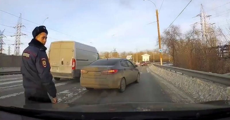 В Магнитогорске полицейский подрезал автомобилиста, чтобы поговорить о правилах дорожного движения
