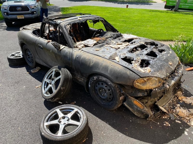 Уничтоженная огнем Mazda Miata каким-то образом все еще может ездить