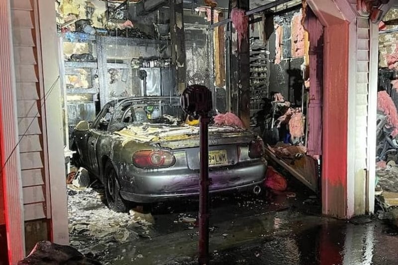 Уничтоженная огнем Mazda Miata каким-то образом все еще может ездить