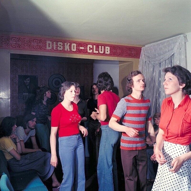 Танцы в дискоклубе в Восточной Германии. 1975 год