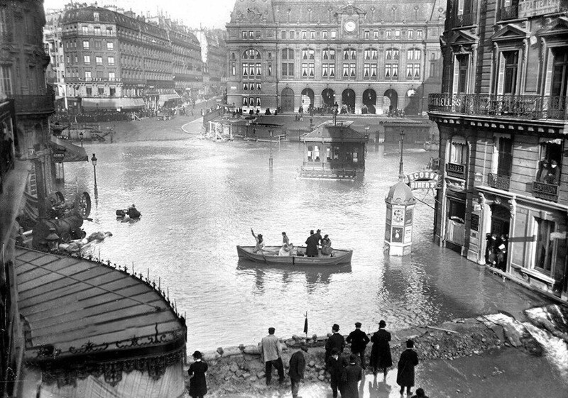 После этого разлива Сены в 1910 году парижане передвигались на лодках.