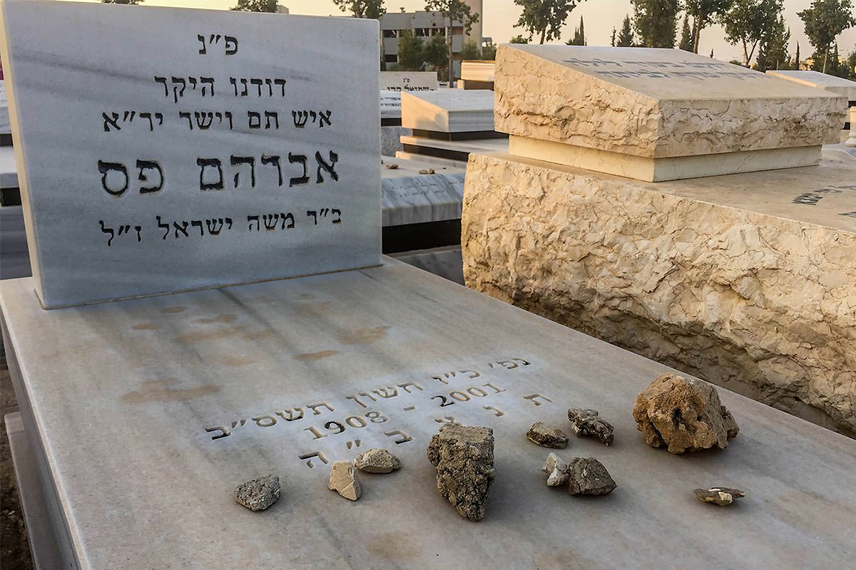 Камешки на еврейских могилах