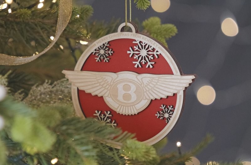 Эксклюзивные праздничные ёлочные украшения из автомобильных материалов от компании Bentley
