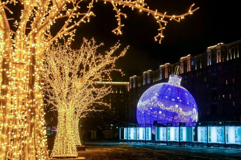 В Москве включили новогоднее освещение