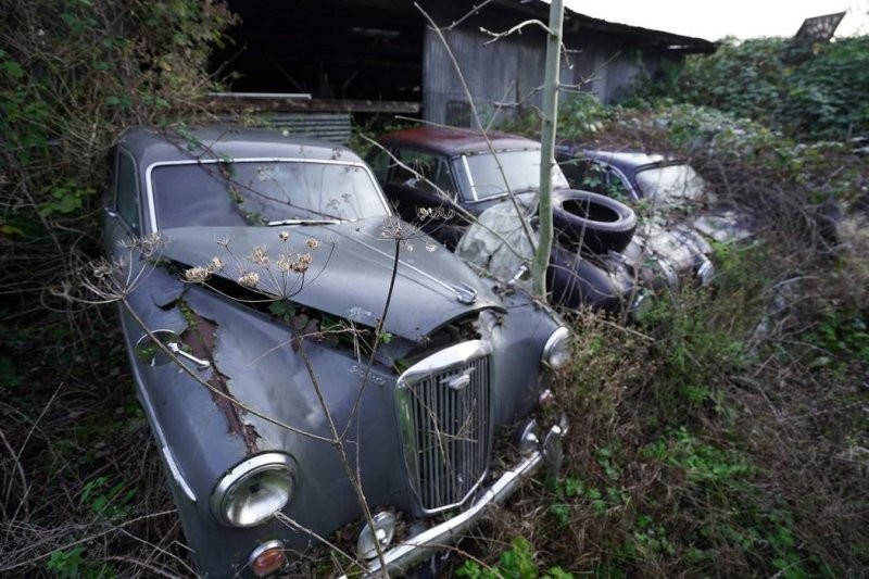 Эпическая находка: в сарае стоят десятки классических британских автомобилей
