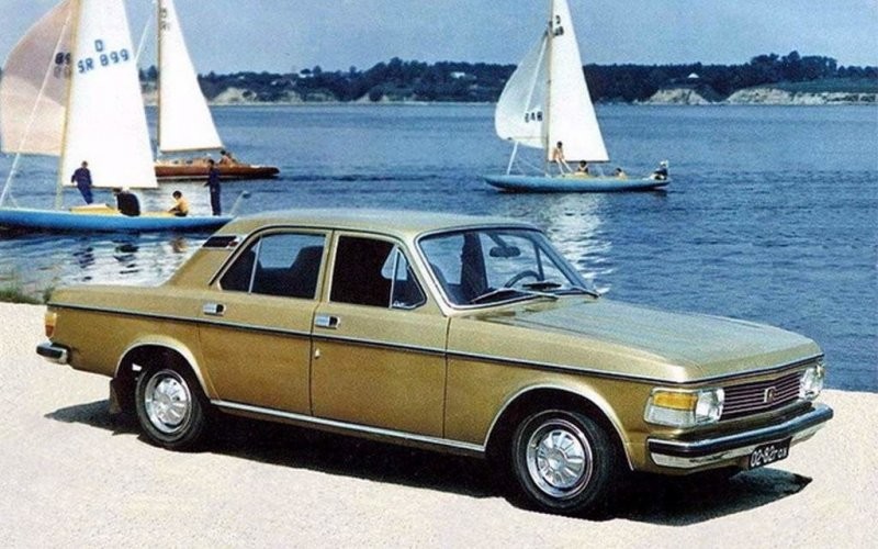 В машине использовались восточногерманские фары фирмы FER, которые впервые появились на автомобиле Wartburg 353 1965 года