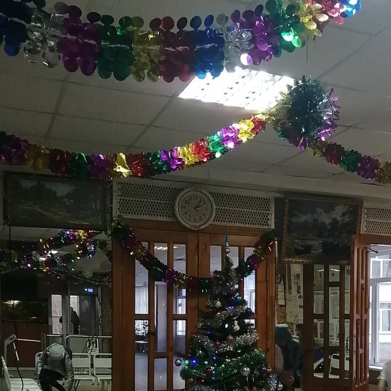 В поисках праздничного настроения украшают офисы