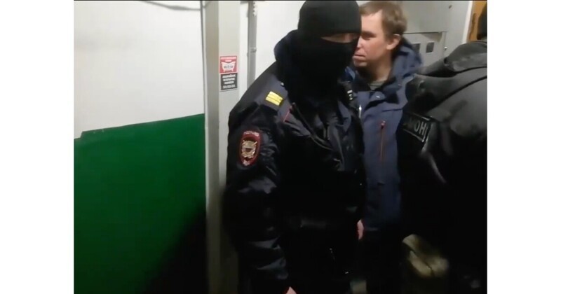 Распылявшую дихлофос на росгвардейцев активистку арестовали с помощью ОМОН