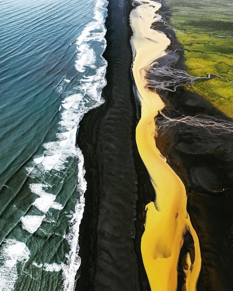 В Исландии есть место, где в одном месте встречаются зеленое поле, желтая река, черный пляж и море