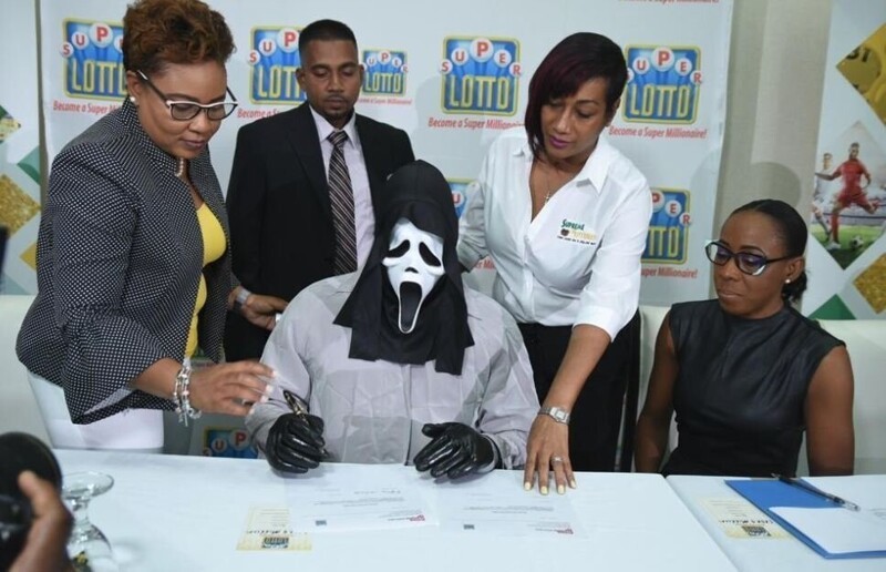 В 2019 году житель Ямайки явился за выигрышным лотерейным чеком на 1,5 миллиона долларов в маске из "Крика". Он сказал, что надел ее, потому что не хотел, чтобы родственники беспокоили его из-за денег