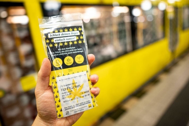 "Проглотите рождественский стресс": из-за предновогодней суеты в Берлине будут продавать билеты с конопляным маслом
