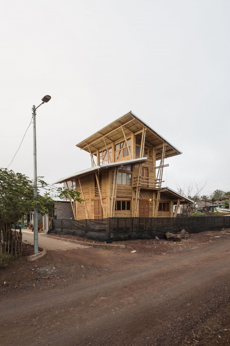 Эндемичный дом из бамбука на берегу океана