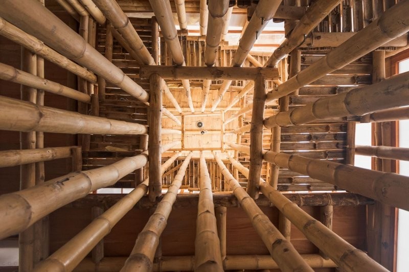 Эндемичный дом из бамбука на берегу океана